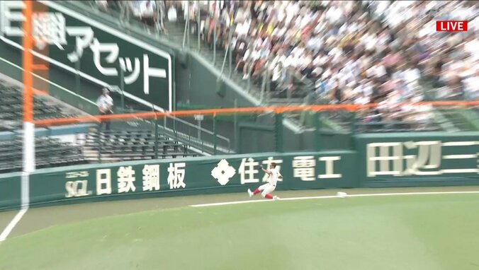 華麗すぎるスライディングキャッチ！智弁学園・川原崎太一選手、追加点を阻止するスーパープレーに甲子園が酔いしれる 1枚目