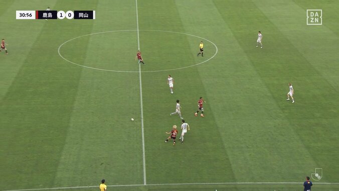 「すげぇ」「鈴木優磨うめーんだよ」走りながらのビタ止めトラップに喝采「うますぎて横転」ロングフィードを完璧におさめる超絶テクが話題に 3枚目