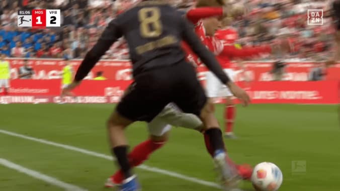 「嘘だろ…」佐野海舟の“ありえない体幹”に相手驚愕！警告ファウルを食らい一回転→即復活のフィジカルが圧巻すぎる 5枚目