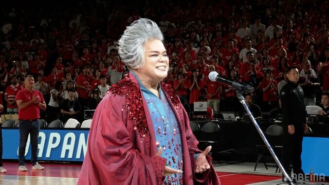 圧巻！“世界で３人”男性ソプラノ、「もはや弦楽器」の国歌独唱が話題「頭から高音はすごい」「鳥肌が立った…」岡本知高の“奇跡の歌声”に感動続々【バスケ男子日本代表】 2枚目
