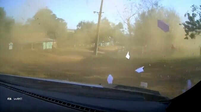 “知的な王者”もブチギレ！ 世界最速ラリー車が標識をぶっ壊した「ワイルドな瞬間」が話題 ドライバーは放送禁止用語で怒り心頭 2枚目