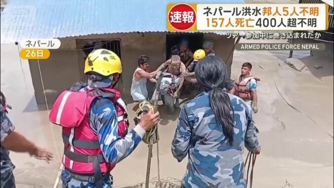 泥に埋もれた建物から男性が救助