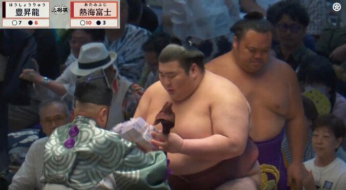 「なんと60本!」熱海富士、横綱・豊昇龍、撃破で“最大懸賞の束”を両手に 「ワイの30カ月の収入が」夢ある光景に反響 3枚目