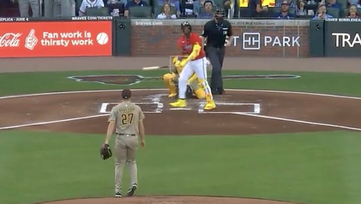 【写真・画像】一体、何が起きた？ 大谷翔平に“想定外の珍ハプニング”「珍しいな」「これは痛い…」自打球2発直撃→大絶叫、フラフラしてしまう… ファン騒然　1枚目