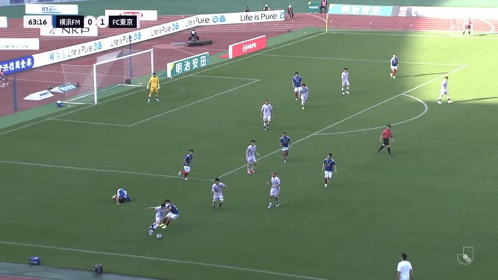 ボール奪取した室屋は一気に独走する