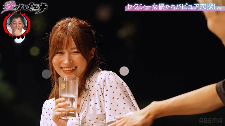 レジェンドセクシー女優、美脚あらわなミニ丈パジャマ姿で “日本一のナンパ師”に手を握られ…ドギマギする姿に「かっわいい~!」の声