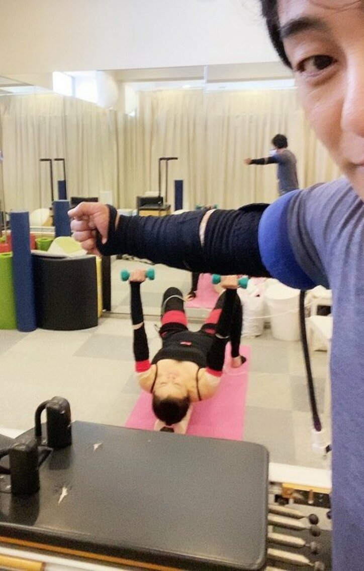 片岡愛之助、妻・藤原紀香とのトレーニングの様子を公開「腹筋も中々ハードですが」