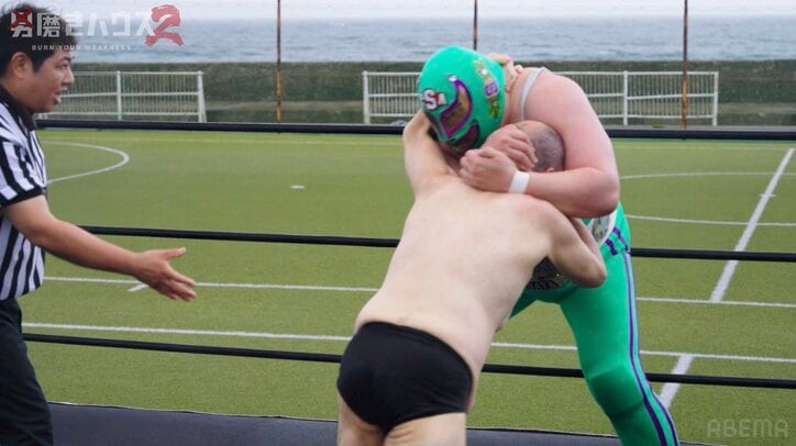 【写真・画像】「怪我したってなんだコラ!」 “118kg→65kg”の元子供部屋おじさん 現役レスラーに立ち向かう姿に後輩号泣 2枚目