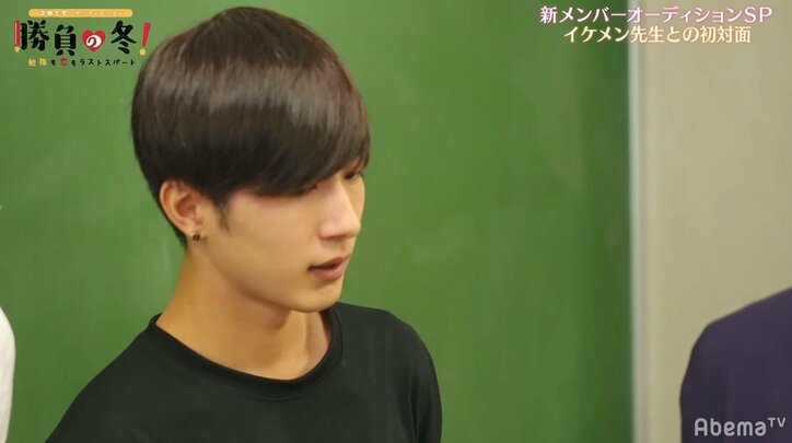 「好きになってしまって…」受験を控えた18名の女子高生がイケメン先生に猛アピール!グループ面接中に告白する子まで