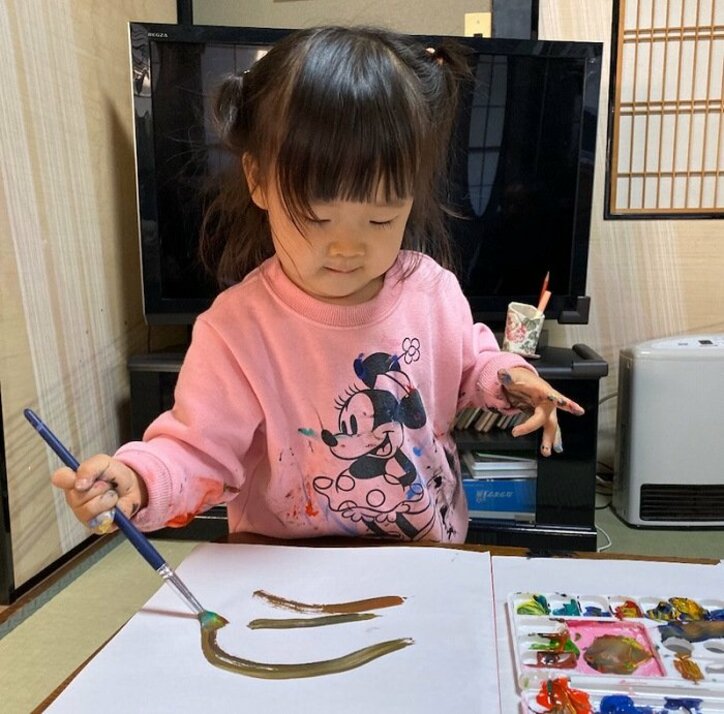 金田朋子、娘・千笑ちゃんが描いた絵を紹介「なかなかさまになってます（笑）」