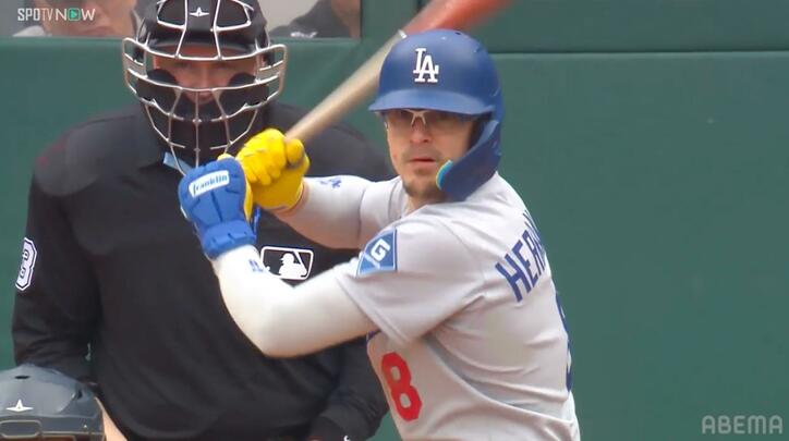 【写真・画像】ド軍のお調子者が“謎の行動”「スッパマン」「キケw」バックヤードでの一幕にファン爆笑　1枚目