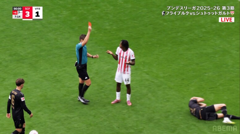 「愚かだ…」19歳逸材が“足裏ハイキック”で衝撃の一発レッドカード！「クレイジーだ」頭部直撃の超危険ファウルに海外ファンも呆れ