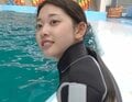 Popteen専属モデルになったスタイル抜群の美人JK、ほぼすっぴんでイルカと泳ぎ客席を盛り上げる