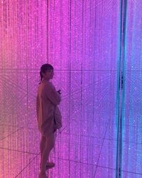 川口葵、チームラボでの幻想的なオフショット披露 「まじで天使みたい」「神秘的」と絶賛の声