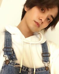 「最高に可愛い」「神すぎる」瀬戸利樹、オーバーオール姿のセルフショット公開しファン悶絶