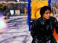 「爆イケ」「心臓止まるかと思った」磯村勇斗、公園で遊ぶ姿を公開しファン歓喜