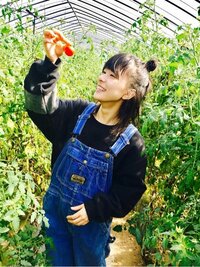 芳根京子　トマト愛止まらず、北海道の畑へ食べに行った写真公開