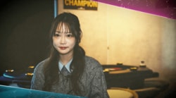 “美の国士無双”麻雀プロとポーカープレーヤーの肩書を持つ元アイドル美女のシックなドレス姿が「可愛すぎ」と話題に