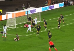 C・ロナウドも苦笑い…嘘だろ！？ 41歳GKの“超人セーブ”が話題沸騰「80歳までプレーできる？」「生きる伝説」「とんでもない」