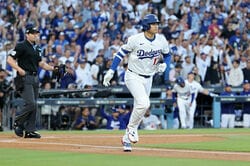 球場騒然！ 大谷翔平に「お手上げやん」 爆速先頭弾で“まさかの光景”→相手野手陣が“確信”動かない「追う必要ない」