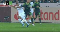 「レッドカードだろ！」“個人的な会話”でブチギレ！？ 背後から掴んで吹っ飛ばした問題シーン　監督の発言にイラついた？物議を醸すファウルが炸裂した瞬間