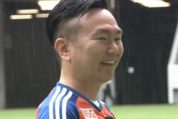 運動神経が良すぎるかまいたち山内、見事なタイミングでのボレーシュートに衝撃！ さらに“三笘の1ミリ”ライン上にボールが止まる神業も披露