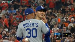 ロバーツ監督が、ベッツ＆フリーマンが…大エース山本由伸の“ノーノー目前”被弾降板に熱い抱擁 心震わせた20秒間の名シーン