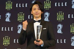 中村倫也「今日は五割増し。これが限界」ディオールのタキシードで映画賞授賞式に登場