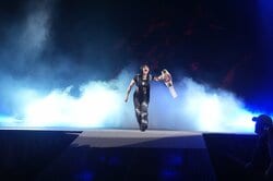 何が起こった？ 突如、床から美女登場→まさかの“ホラー・エンド”に観客騒然…往年の“地獄ムーブ”発動「狂ってる」