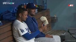 何やってるんだ！ チームメイトが“大谷翔平限定キャップ” でまさかの珍行動「野球少年すぎw」「真剣でかわいい」