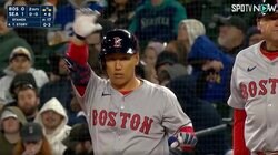 吉田正尚、ベース上で怪獣ポーズ？ 開幕から2試合連続、打球速度164キロの痛烈なセンター前ヒット直後に見せた謎パフォーマンスが話題