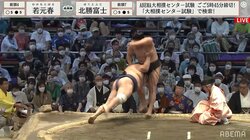 土俵下に飛び込んだ力士が行司と激突 館内もヒヤリと心配のどよめき「大丈夫？」「危なかった」