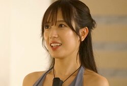 元人気アイドルのセクシー女優、密室ベッドで男子に積極アピール 胸の谷間から“ 意味深プレゼント”