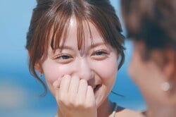 ”神スタイル”童顔美女、美脚あらわな超ショーパン姿で意中の相手とベッドへ…手を絡ませ「一番いい」