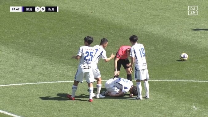 「カード出せや」「危険すぎる」後ろからガッツリの“デススライディング”炸裂もノーカード判定でファン不満爆発「残り足で挟んでるやん」 4枚目