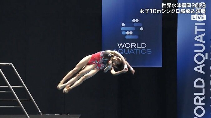 「この水しぶきのなさは…もう…すごいな」と解説者絶句“異次元”中国ペア、世界水泳・女子10mシンクロ高飛込の演技が驚異的 1枚目