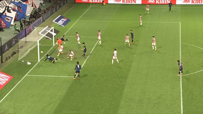 騒然！ 上田綺世の“消える動き”が超絶品「マークの外し方さすが」「急にファーに入った」出場５分で日本代表を救うダイビングヘッド弾 4枚目