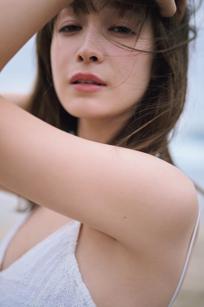 普段は見せないアンニュイな表情も披露