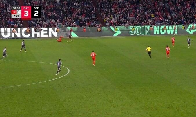 場内騒然！伊藤洋輝が突然倒れた… 相手選手がブチギレ「何してんだよ！」“謎タックル”で吹っ飛ばされる「負けててダサい」 4枚目