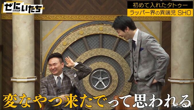 腕にヴィトンのモノグラムのタトゥー！シャネルのロゴや高級車のエンブレムも　異色ラッパーのタトゥーにかまいたち爆笑 6枚目