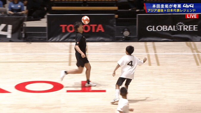 足の動きどうなってる！？松井大輔の“衝撃テクニック”に驚愕「本物のファンタジスタ」「魅せる技術やばい」柿谷曜一朗の強烈弾をお膳立て 4枚目