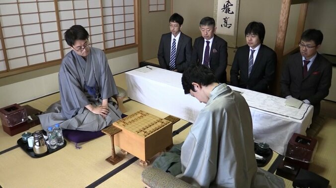 中村太地六段、悲願の初タイトルか　羽生善治二冠が逆王手か／将棋・王座戦五番勝負第4局 1枚目