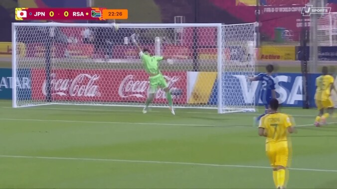 嘘だろ！？ U-17日本代表GKの“超反応セーブ”が話題「将来はフル代表に」「今大会ずっと凄い」至近距離シュートを海老反りで弾いた瞬間 3枚目