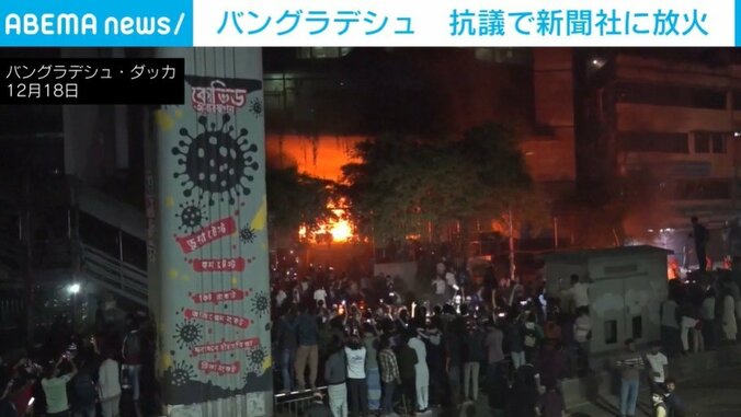 逃げずに真っ赤な炎が上がる建物に近づく人たち