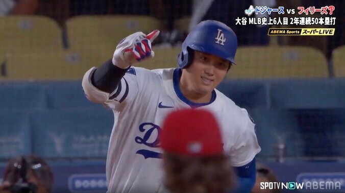 球場「誰もが」確信！ 大谷翔平、衝撃50号で打った瞬間に観客“万歳” 37度のムーンショット…観客総立ちの壮観光景 3枚目