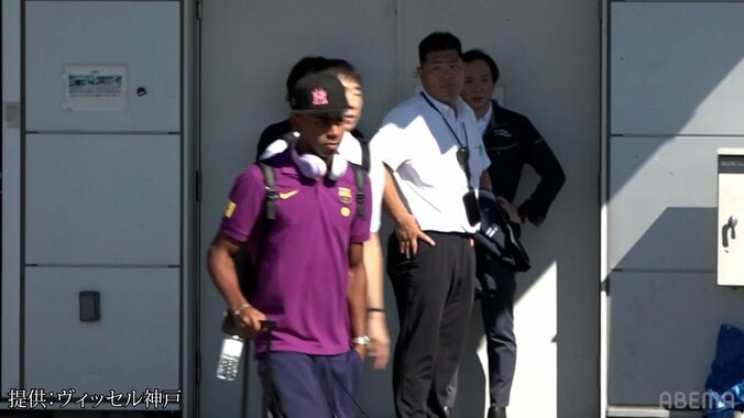 バルサ来日で大熱狂！ ヤマルは“スタッフ制止”の珍事？ ペドリやレヴァンドフスキらが“神対応”笑顔でファンサービス 3枚目