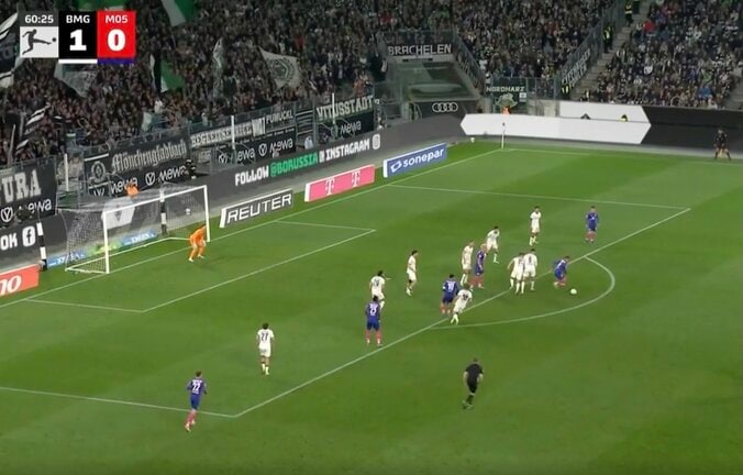 ウソだろ…！？ 佐野海舟、予想を裏切る“まさかの展開”「そこ通すんかい！」相手2人をかわす→絶妙“アウトサイドパス”「よく見えてる」 2枚目