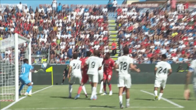 ワースト採点が続出…鈴木彩艶に現地メディアが辛辣「ネガティブな主役だ」「集中してなかった」ミスも絡んで痛恨２失点 2枚目