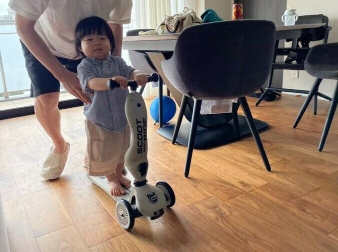  あいのり・桃の夫、“新車”に乗った長男の姿に「おもしろ可愛い」「ドヤ顔も最高」の声  1枚目