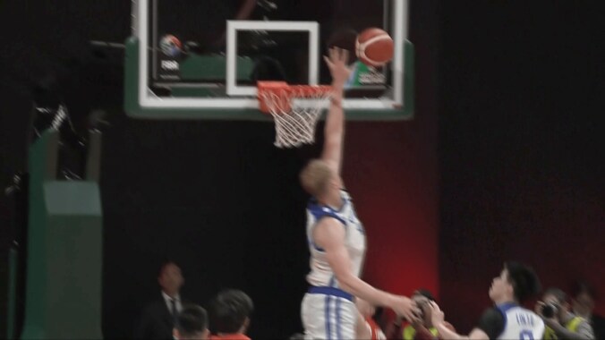 「酷い判定…」“疑惑のジャッジ”にホーバスHCが激昂！「これがゴールテンディングじゃないと？」「チャレンジ案件」ファンも騒然【バスケ日本代表】 4枚目